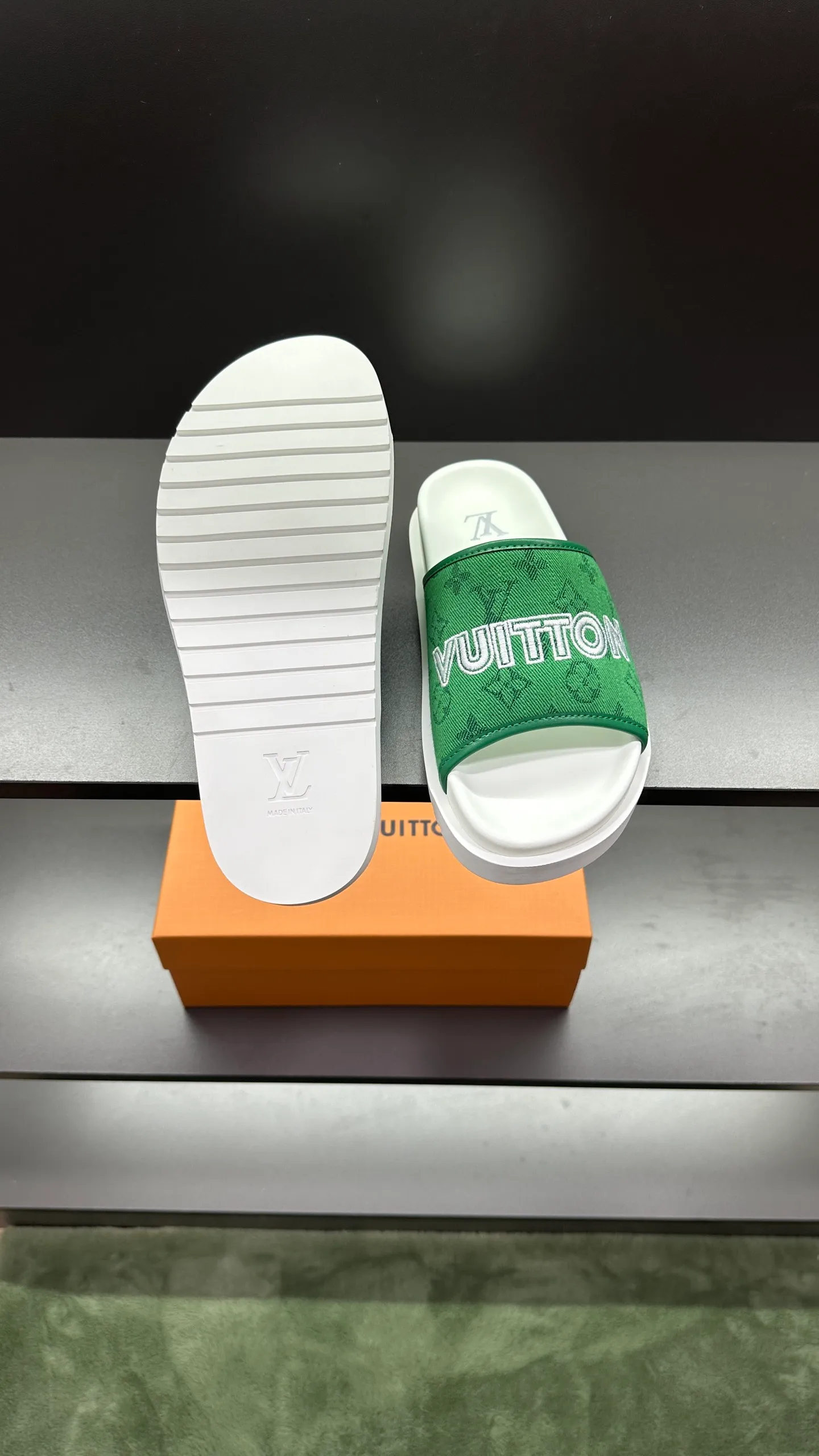 [L Home] P: 300💰Size: 38-45 Top purchasing lv men's summer slippers, classic presbyopia with soft real leather lining, unique color splicing effect, distinctive personality, fashionable and trendy essential style, light and comfortable. Lightweight and tough rubber insole, micro ridged foam outsole, super comfortable!